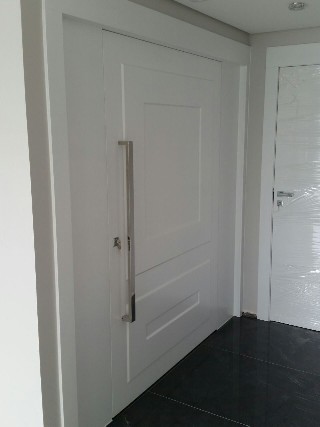 Foto 1 - portas pintadas de cinza